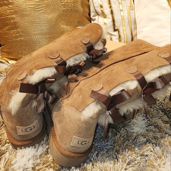 Knee high Ugg boots - Picture 1 of 10